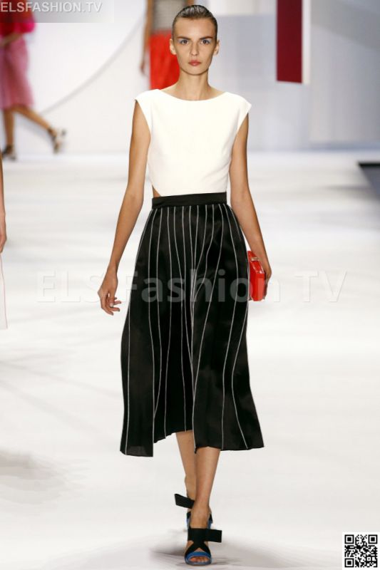 Monique Lhuillier SS 2016 NYFW access to view full gallery. #MoniqueLhuillier #nyfw15