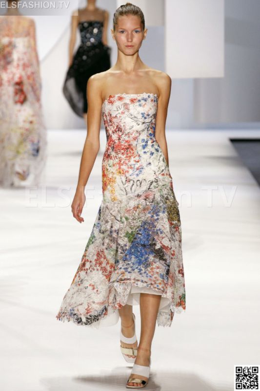 Monique Lhuillier SS 2016 NYFW access to view full gallery. #MoniqueLhuillier #nyfw15