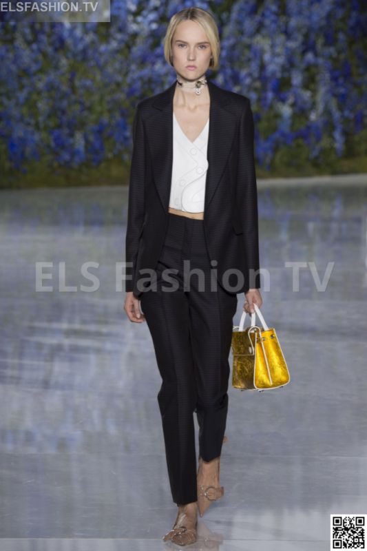 Christian Dior SS 2016 PFW access to view full gallery. #Christiandior #PFW15