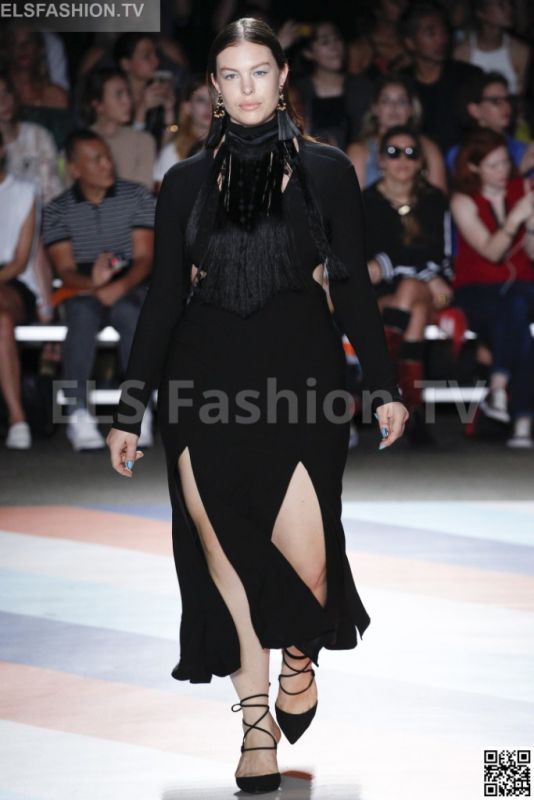 Christian Siriano SS 2017 NYFW access to view full gallery. #ChristianSiriano #NYFW17 Christian Siriano SS 2017 NYFW access to view full gallery. #ChristianSiriano #NYFW17