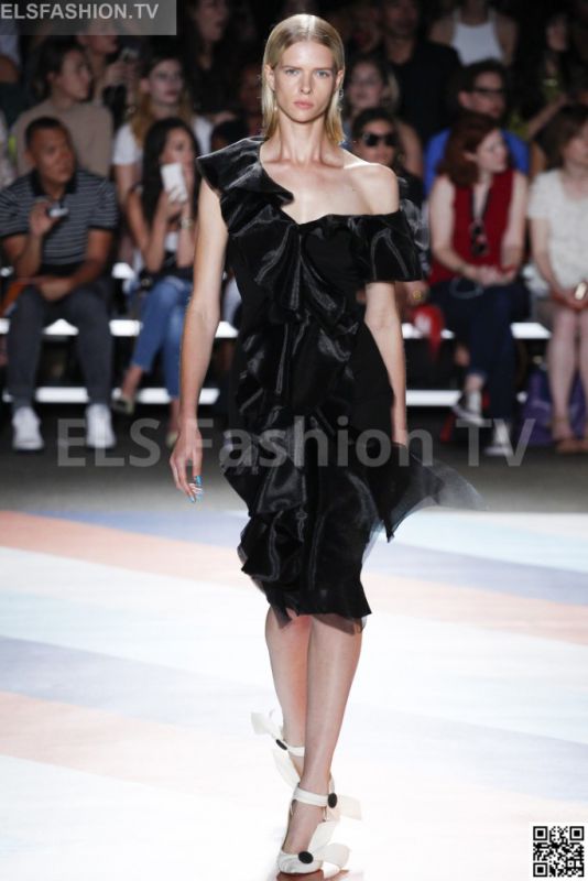 Christian Siriano SS 2017 NYFW access to view full gallery. #ChristianSiriano #NYFW17 Christian Siriano SS 2017 NYFW access to view full gallery. #ChristianSiriano #NYFW17