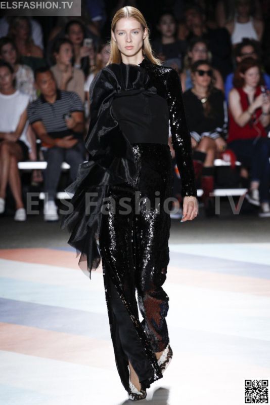 Christian Siriano SS 2017 NYFW access to view full gallery. #ChristianSiriano #NYFW17 Christian Siriano SS 2017 NYFW access to view full gallery. #ChristianSiriano #NYFW17