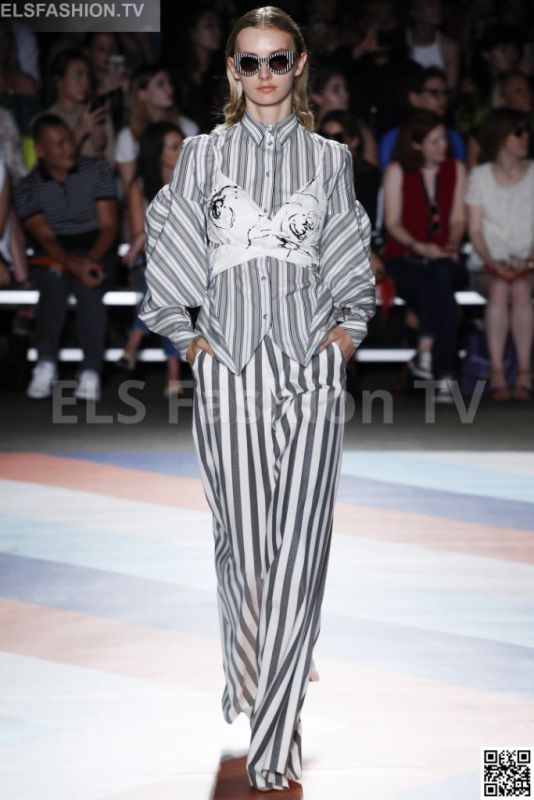 Christian Siriano SS 2017 NYFW access to view full gallery. #ChristianSiriano #NYFW17 Christian Siriano SS 2017 NYFW access to view full gallery. #ChristianSiriano #NYFW17