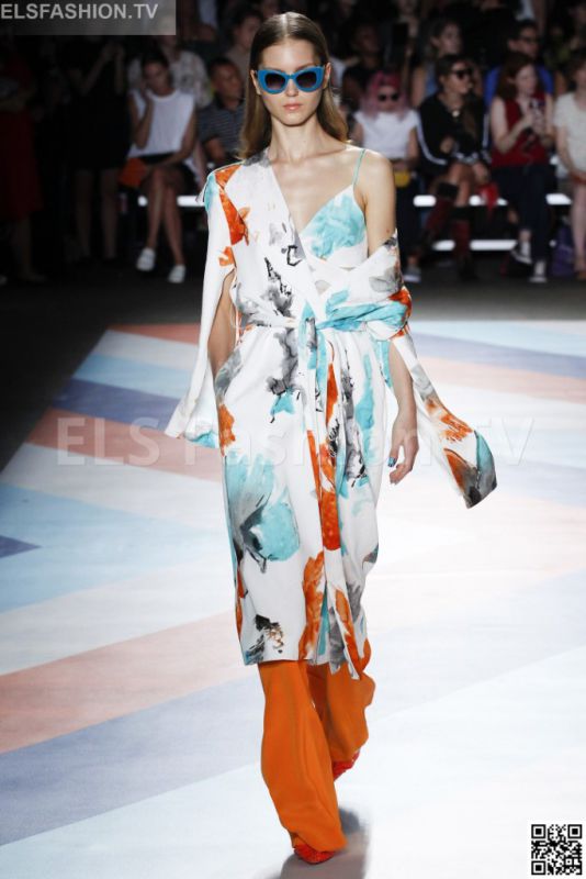 Christian Siriano SS 2017 NYFW access to view full gallery. #ChristianSiriano #NYFW17 Christian Siriano SS 2017 NYFW access to view full gallery. #ChristianSiriano #NYFW17