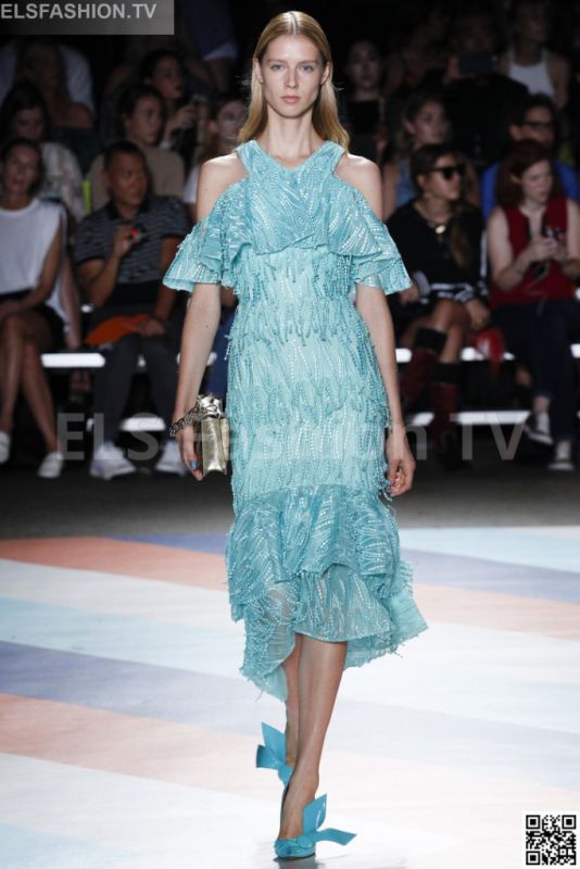 Christian Siriano SS 2017 NYFW access to view full gallery. #ChristianSiriano #NYFW17 Christian Siriano SS 2017 NYFW access to view full gallery. #ChristianSiriano #NYFW17