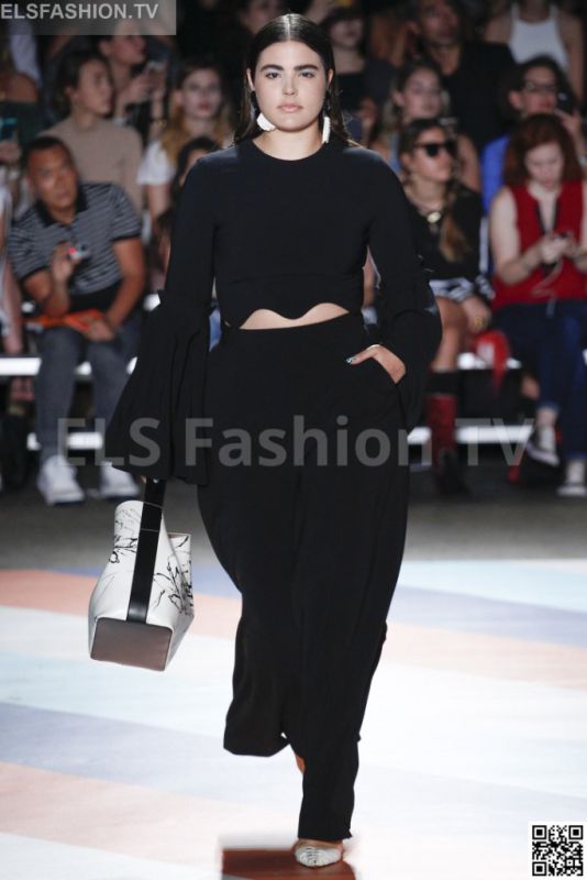 Christian Siriano SS 2017 NYFW access to view full gallery. #ChristianSiriano #NYFW17 Christian Siriano SS 2017 NYFW access to view full gallery. #ChristianSiriano #NYFW17