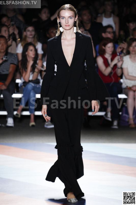 Christian Siriano SS 2017 NYFW access to view full gallery. #ChristianSiriano #NYFW17 Christian Siriano SS 2017 NYFW access to view full gallery. #ChristianSiriano #NYFW17