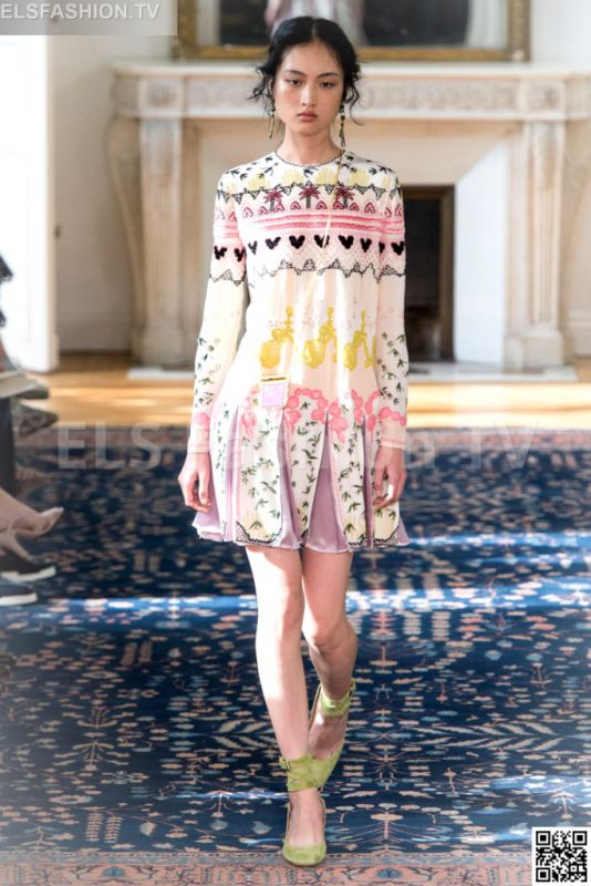 Valentino SS 2017 PFW access to view full gallery. #Valentino #PFW17