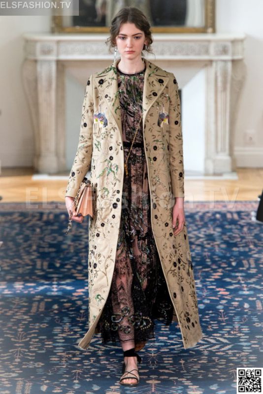 Valentino SS 2017 PFW access to view full gallery. #Valentino #PFW17