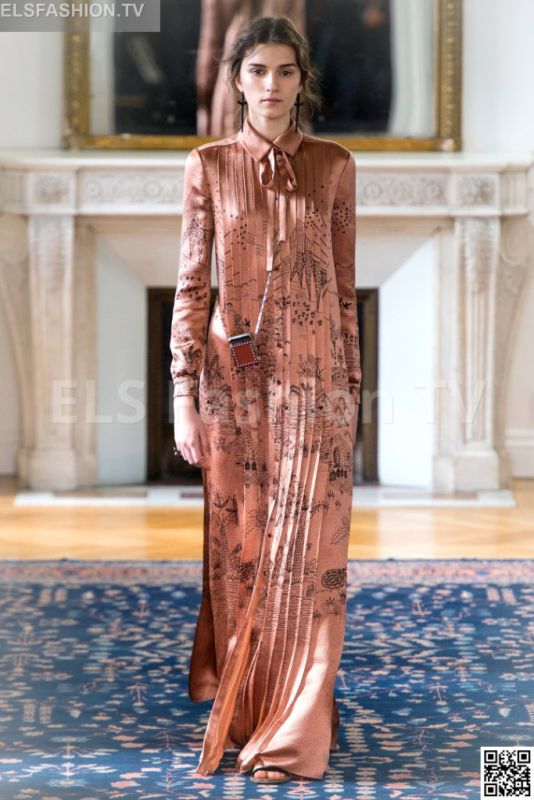 Valentino SS 2017 PFW access to view full gallery. #Valentino #PFW17