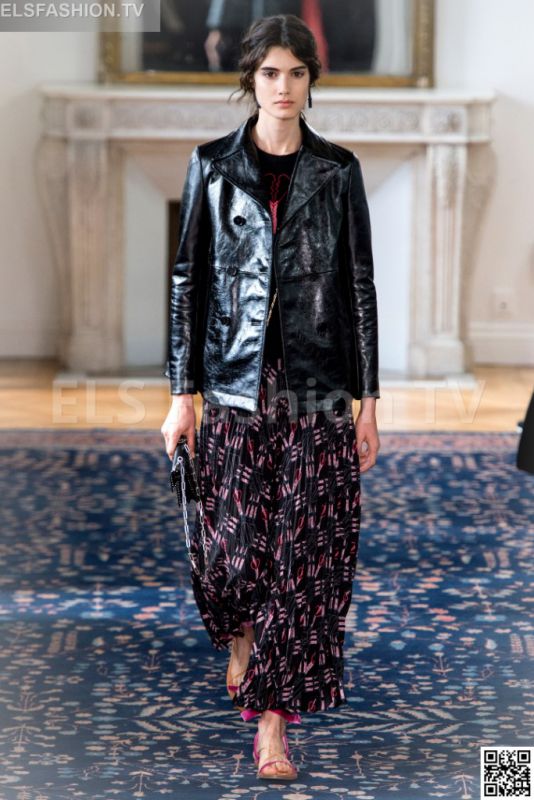 Valentino SS 2017 PFW access to view full gallery. #Valentino #PFW17