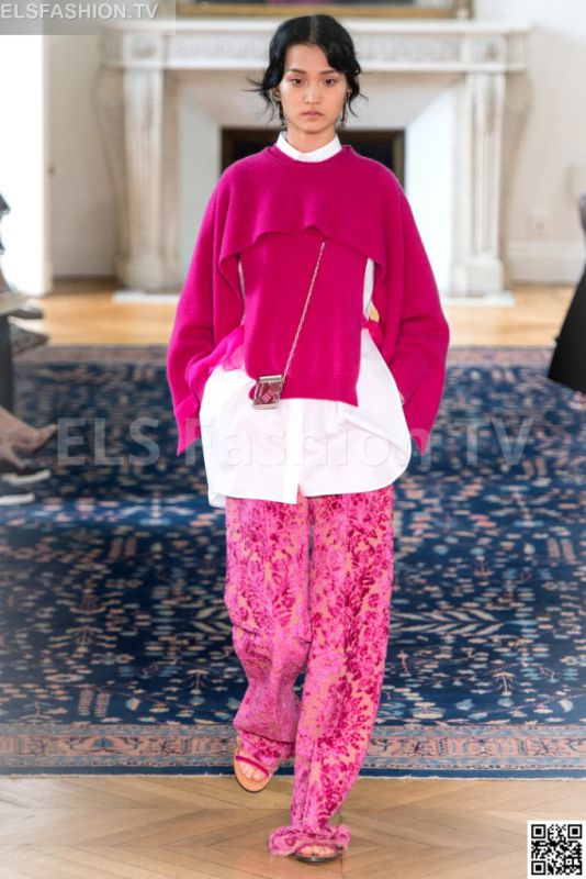 Valentino SS 2017 PFW access to view full gallery. #Valentino #PFW17